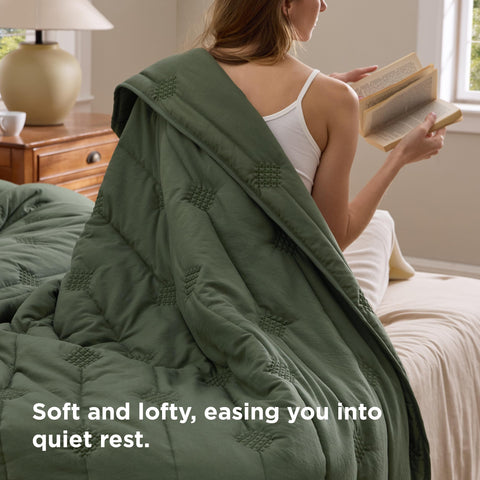 Bedsure lightweight quilt ideal for year-round layering and easy care.