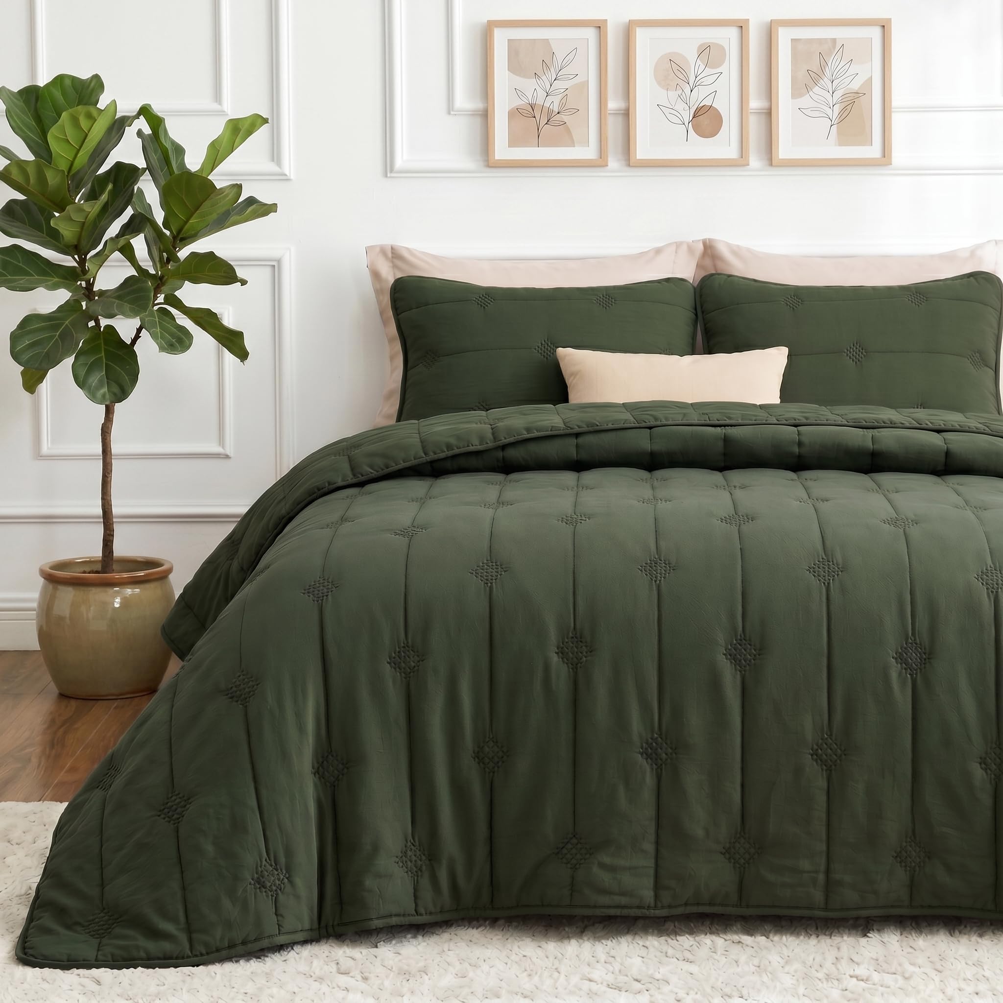 Bedsure queen quilt in soft cotton-like fabric offers durable, cloud-soft warmth.