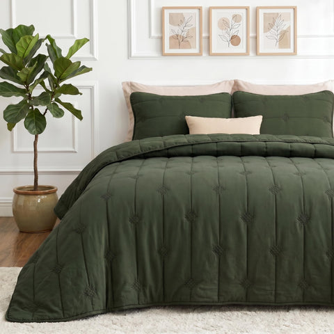 Bedsure queen quilt in soft cotton-like fabric offers durable, cloud-soft warmth.