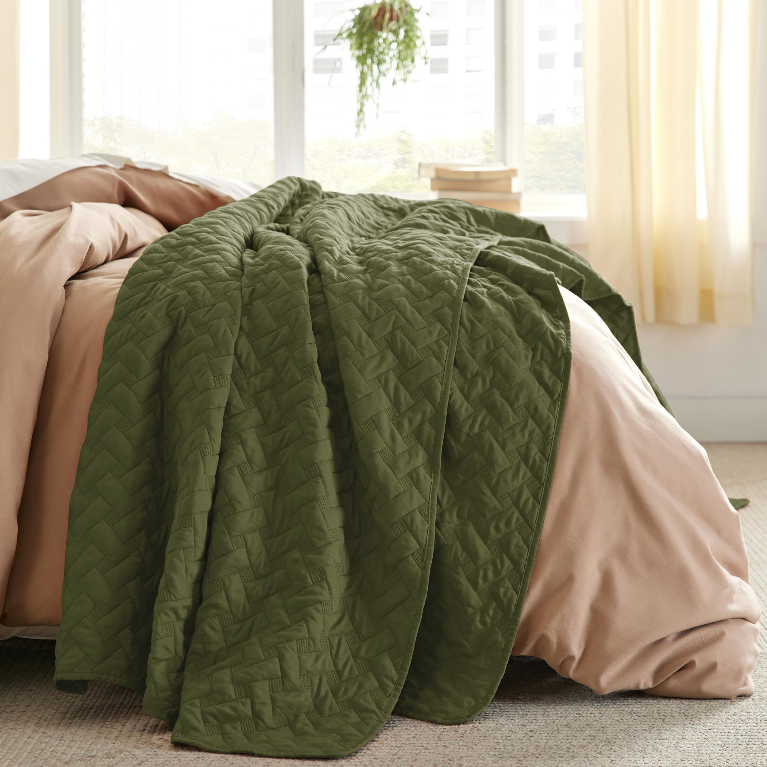 Bedsure queen quilt shows soft microfiber filling for lightweight warmth.
