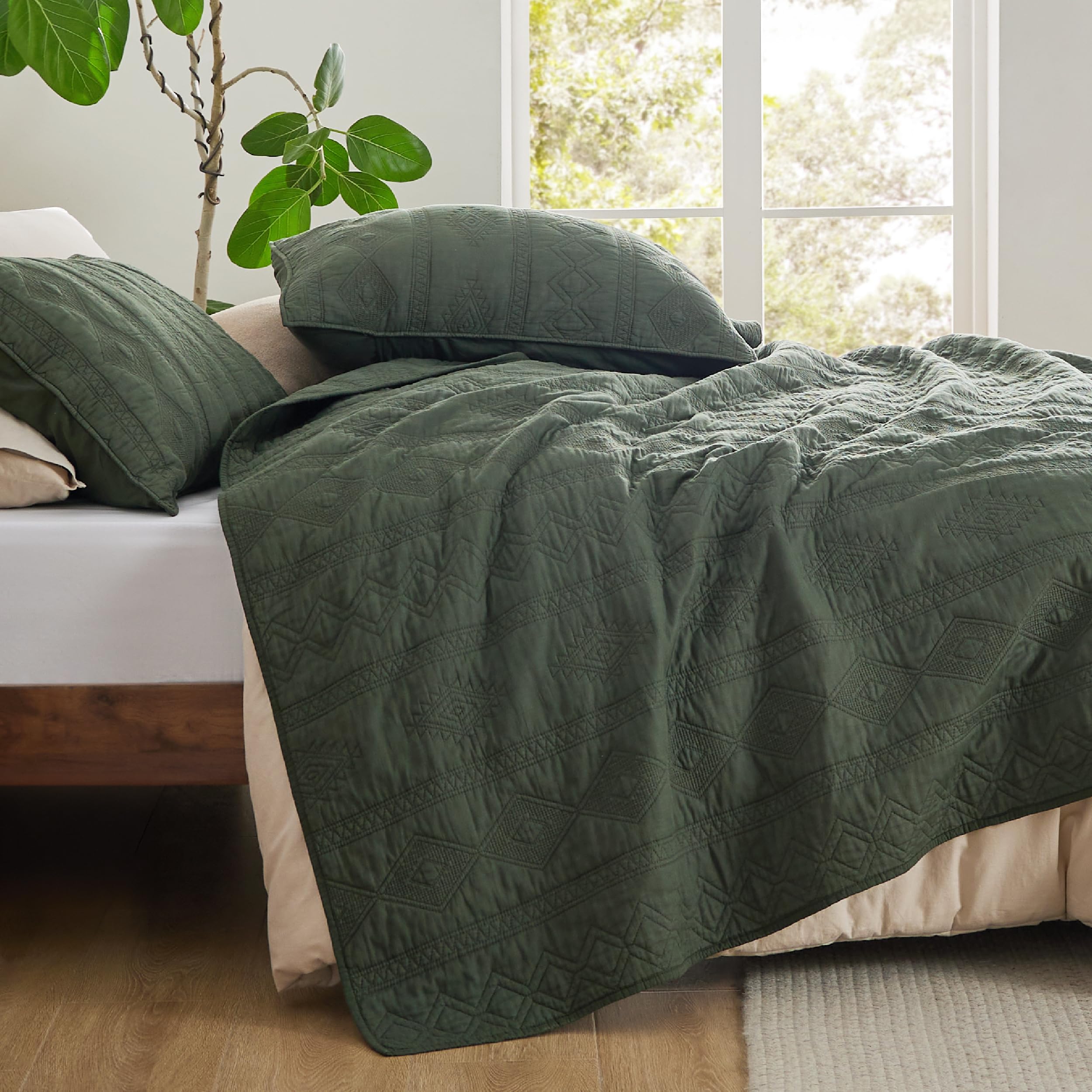 Bedsure queen-size quilt 90x96 olive green provides generous bed coverage