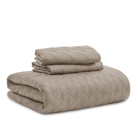 Bedsure all-season quilt illustrating versatile comfort