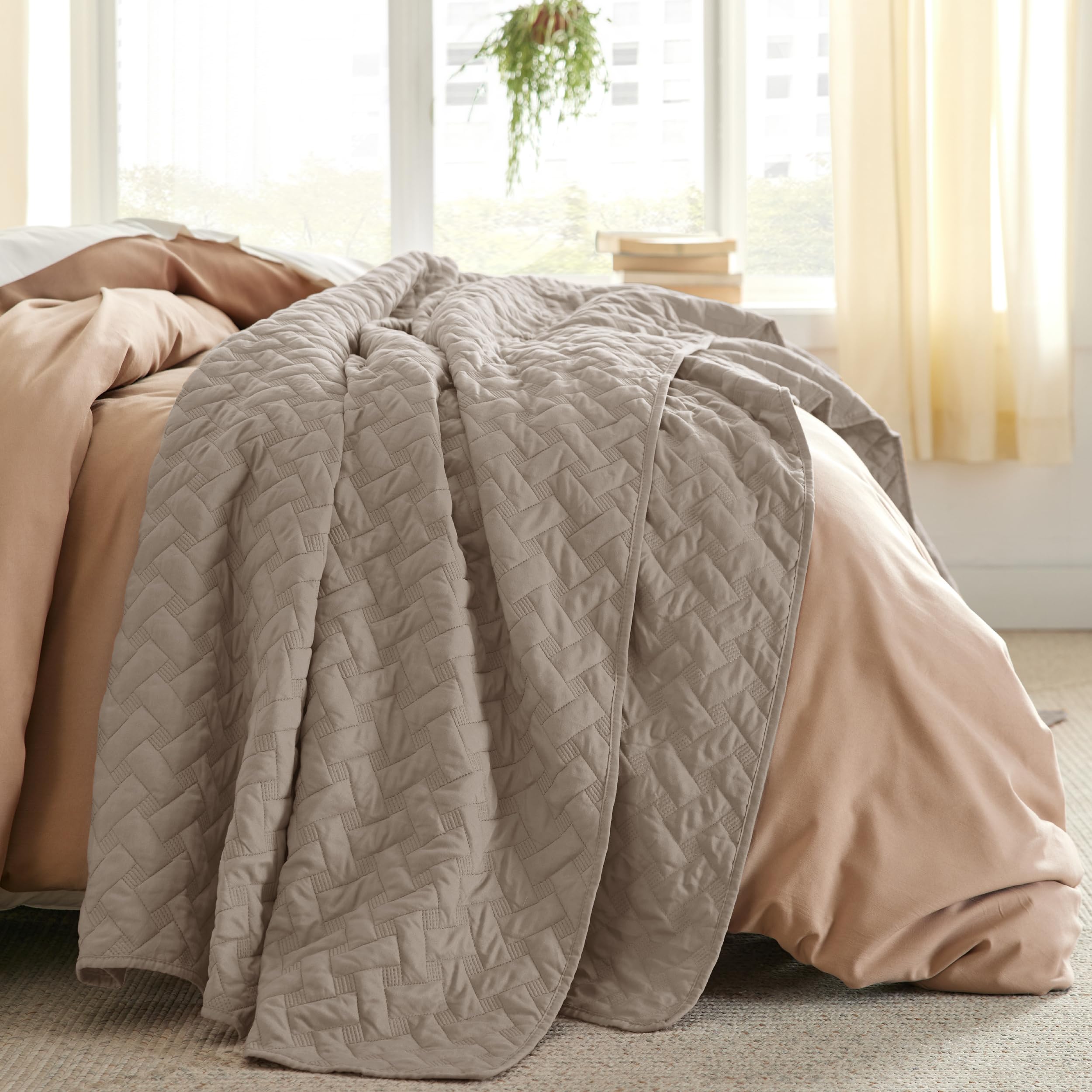 Bedsure quilt close-up showing detailed edge stitching for durability