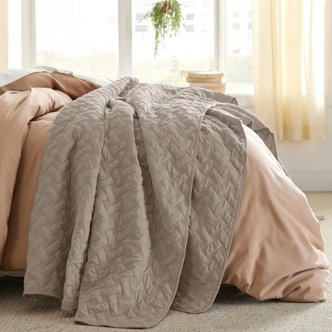 Bedsure quilt close-up showing detailed edge stitching for durability