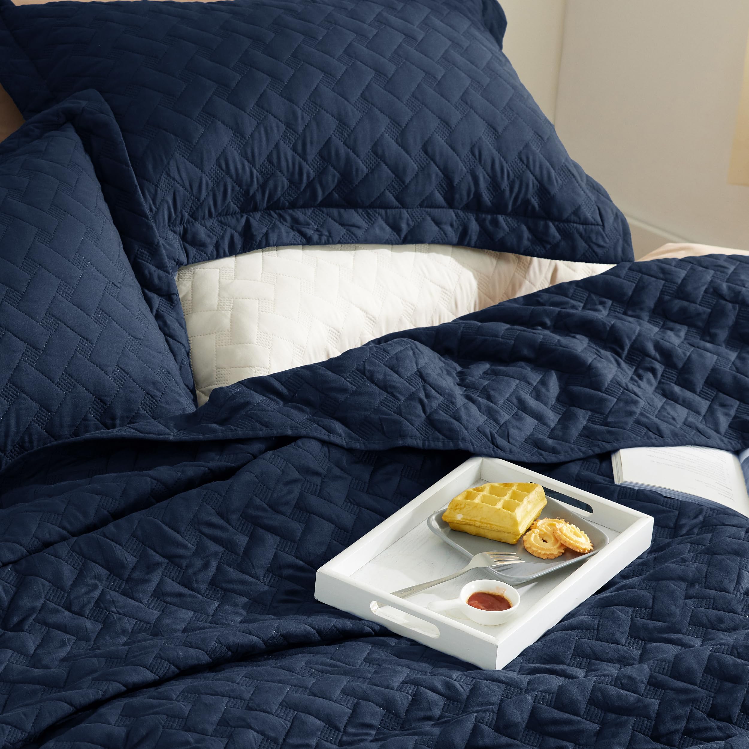 Bedsure quilt edge stitching detail highlights durable seams and lasting structure