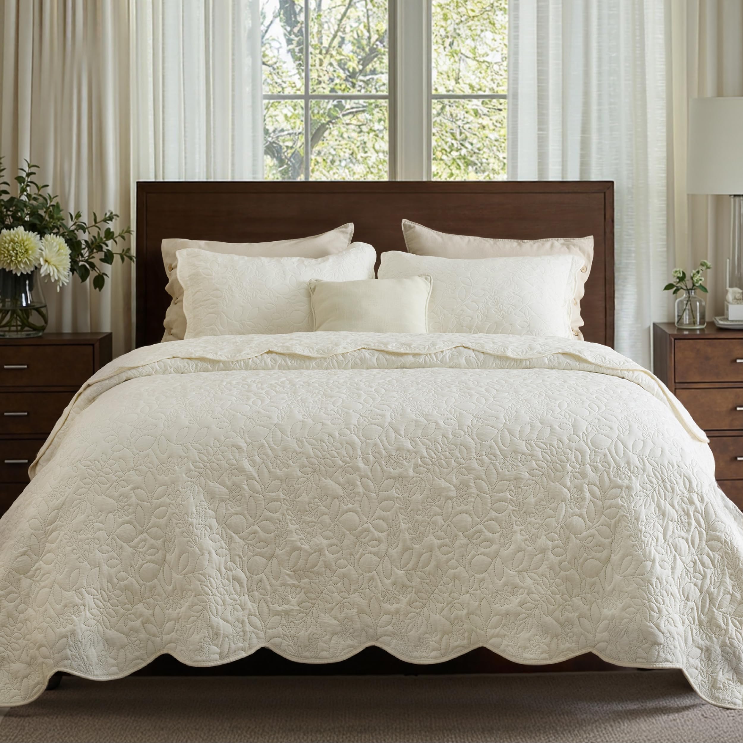 Bedsure quilt king on bed shows ultra-soft cloud-like fabric for year-round comfort.