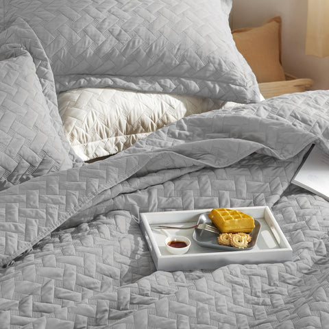 Bedsure queen quilt all-season, lightweight design for year-round comfort.