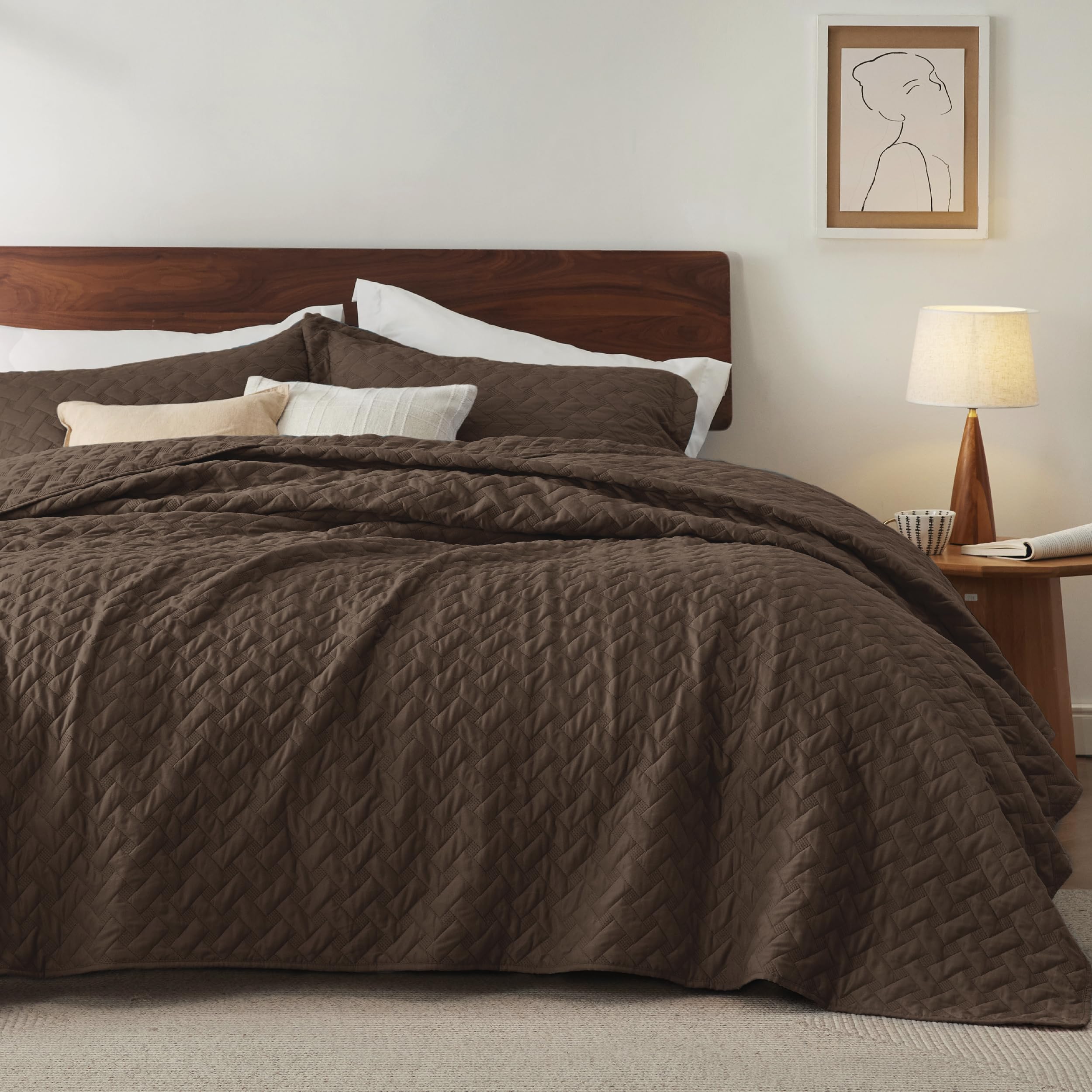 Bedsure queen quilt with basket weave pattern for year-round comfort