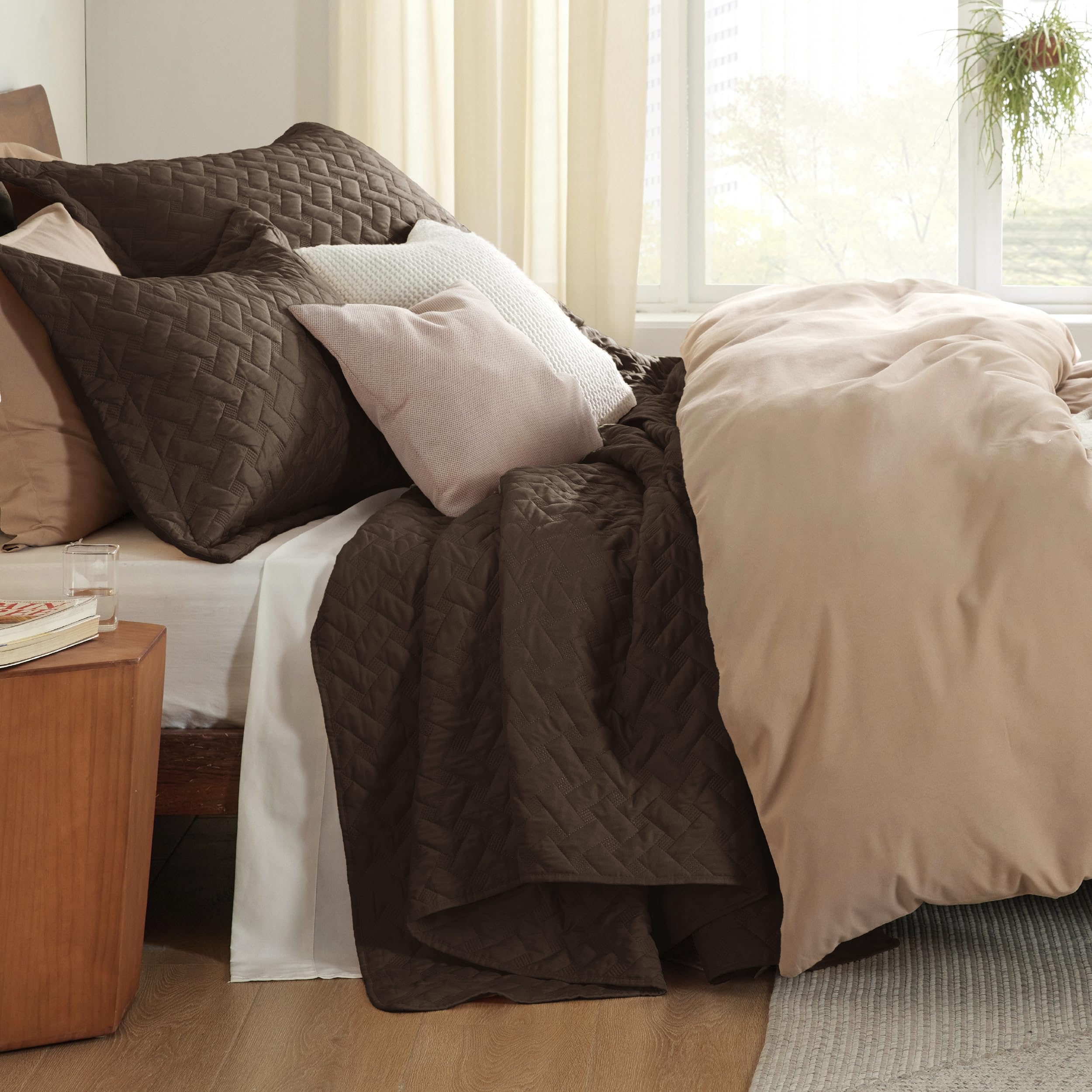 Bedsure queen quilt with durable edge stitching for lasting use