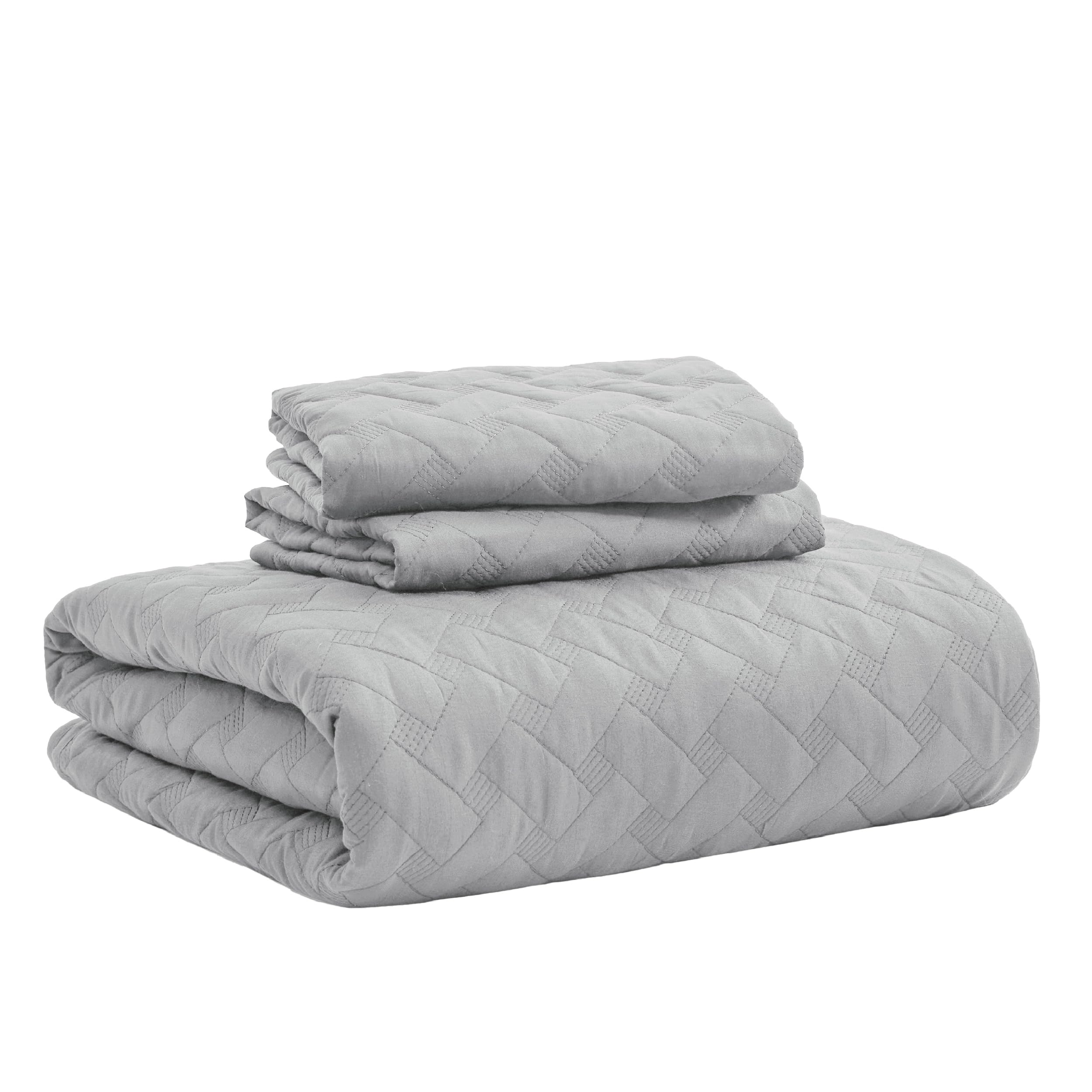 Bedsure queen quilt provides versatile use as bedspread or extra layer.