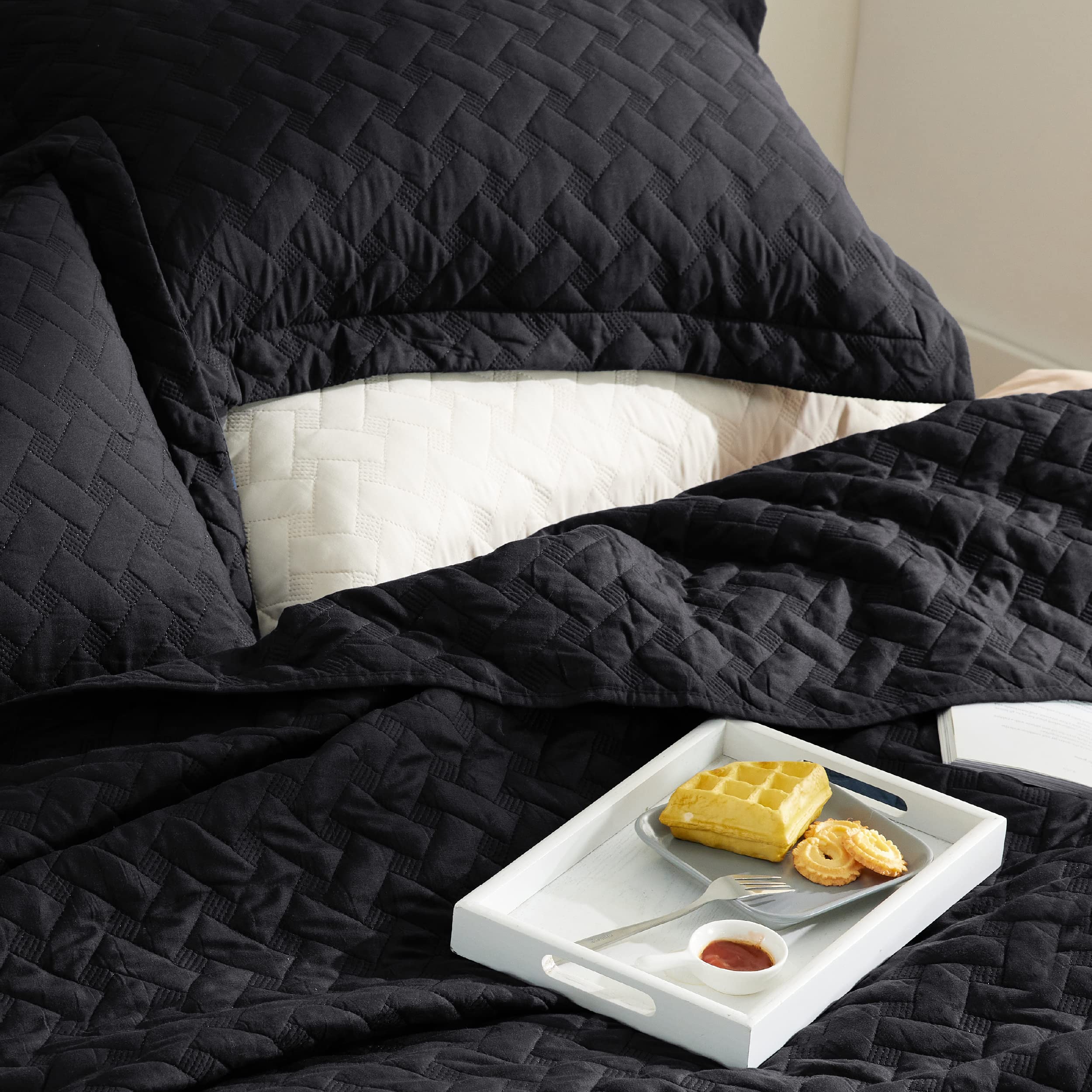 Bedsure year-round quilt provides balanced warmth for summer and mild nights.