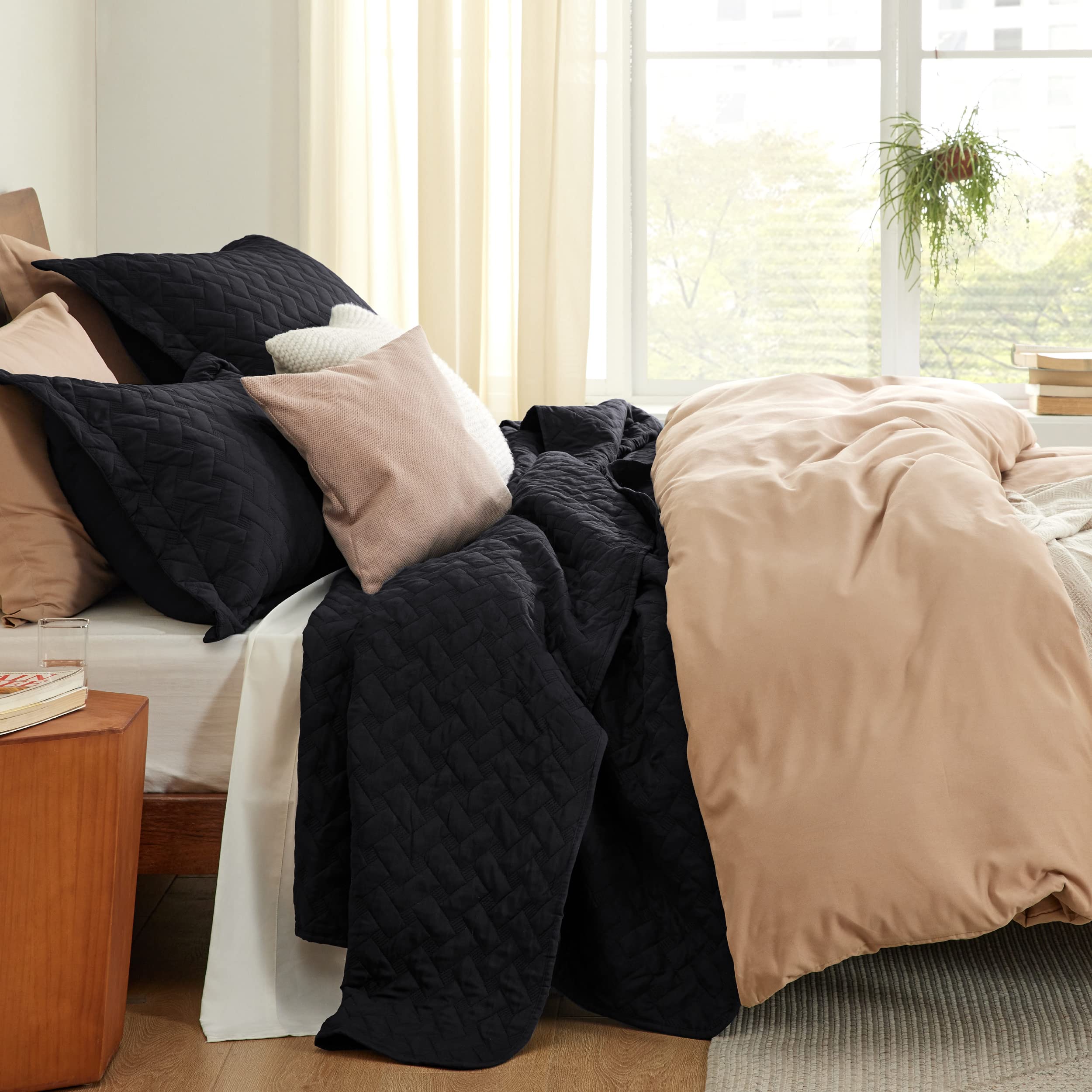 Bedsure quilt features durable stitching and reinforced edges for daily use.