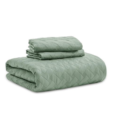 Bedsure quilt set includes two matching pillow shams for coordinated bedding