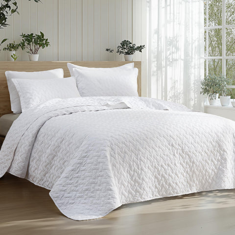 Bedsure queen quilt with basket weave pattern close-up, showing texture and craftsmanship.