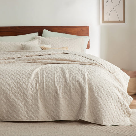 Bedsure queen quilt with basket weave pattern adds elegant texture and cozy feel