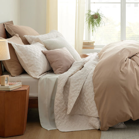 Bedsure queen quilt highlights durable stitching for daily wear