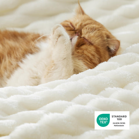 Bedsure sherpa throw blanket is durable and color-retentive after washes.