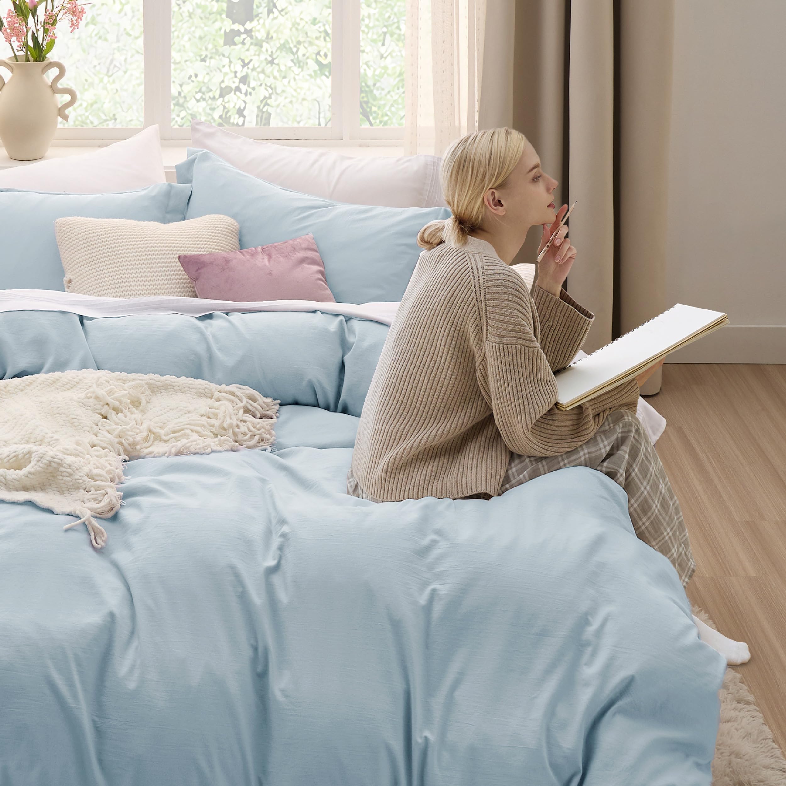 Bedsure sky blue duvet cover zipper closure offers quick, clean changes.