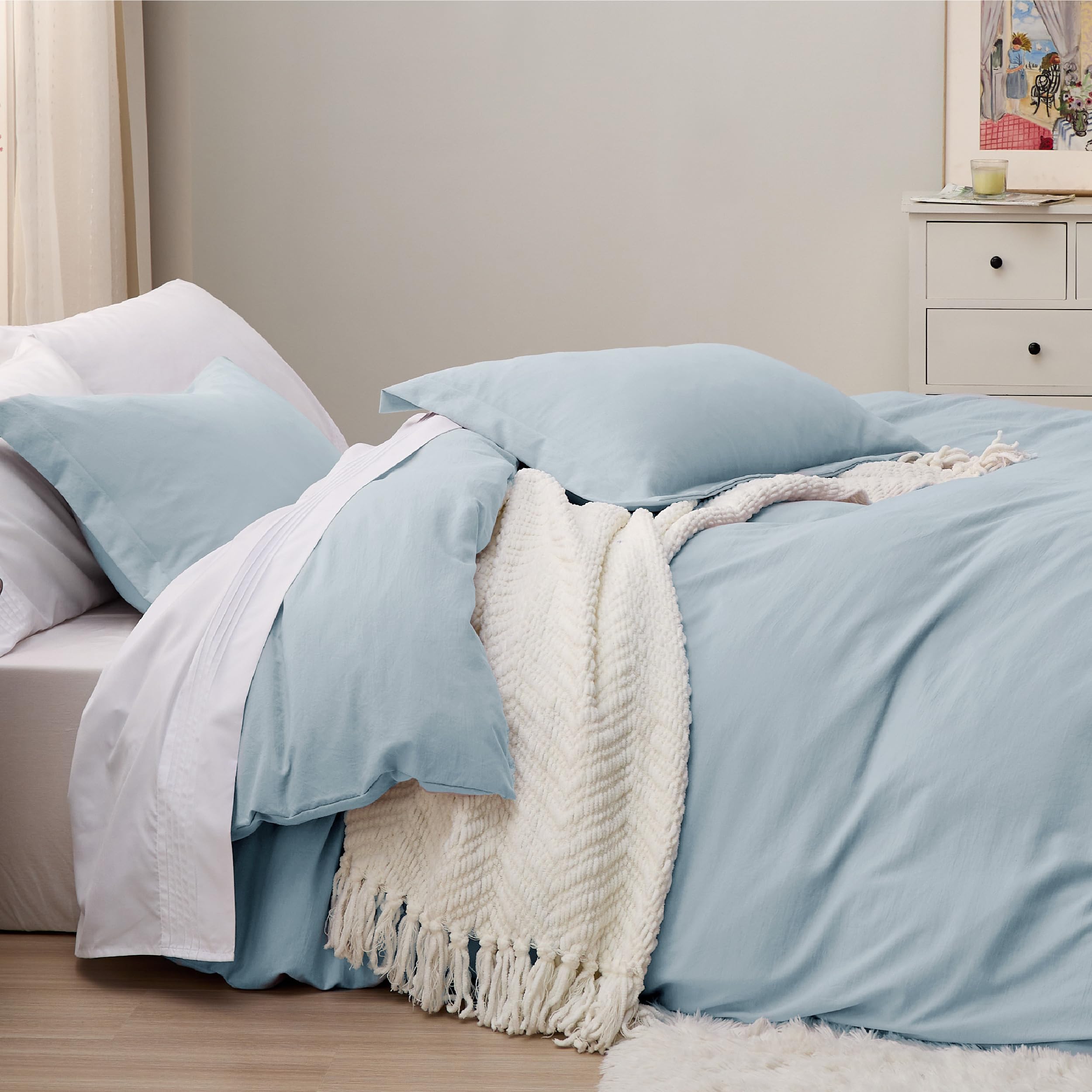 Bedsure eight corner ties inside help keep the duvet in place.