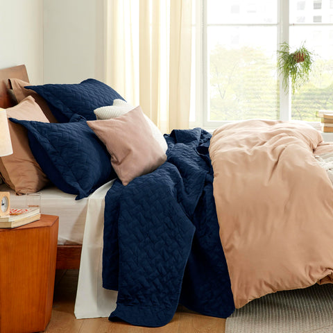 Bedsure stitched edges detail on king quilt for durable daily use.
