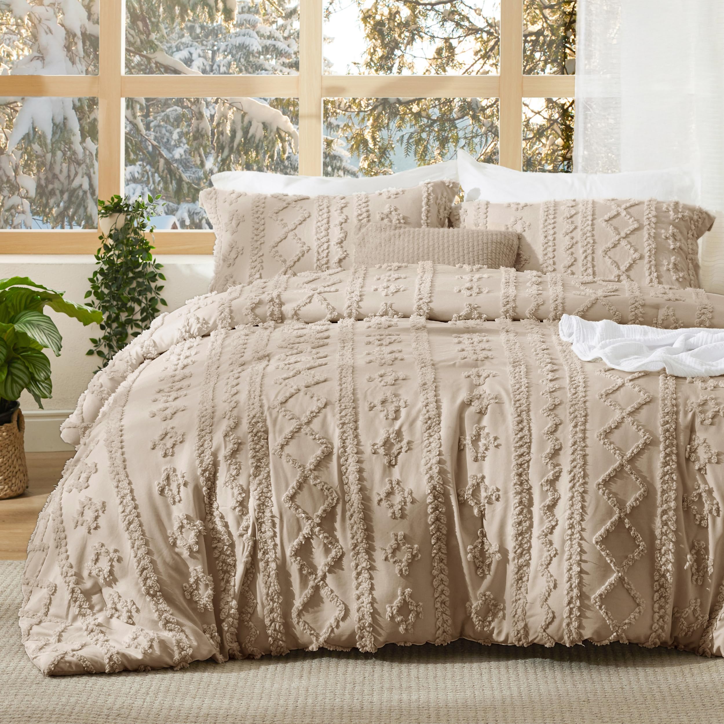 Bedsure Tufted Boho Comforter Set king khaki close-up tufted embroidery adds rich texture.