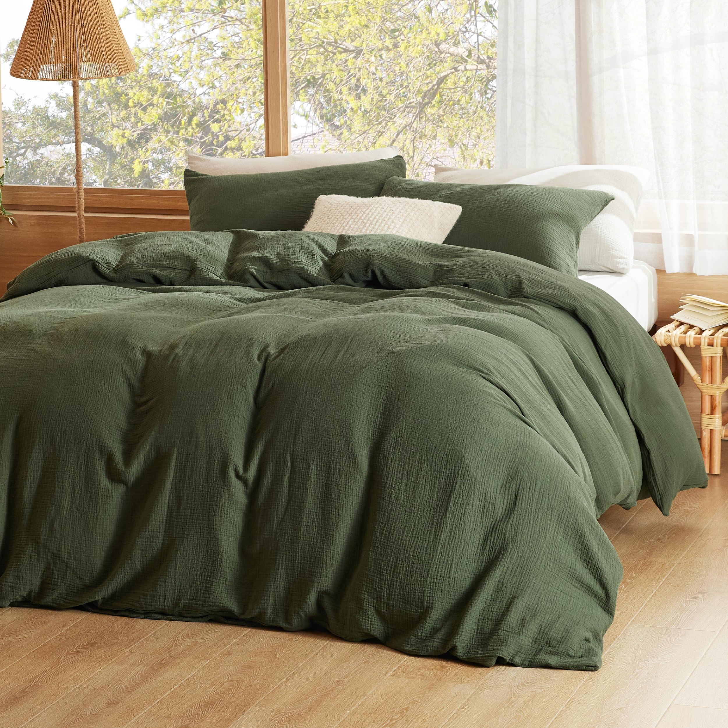 Bedsure duvet cover features a zipper closure for easy nightly changes.