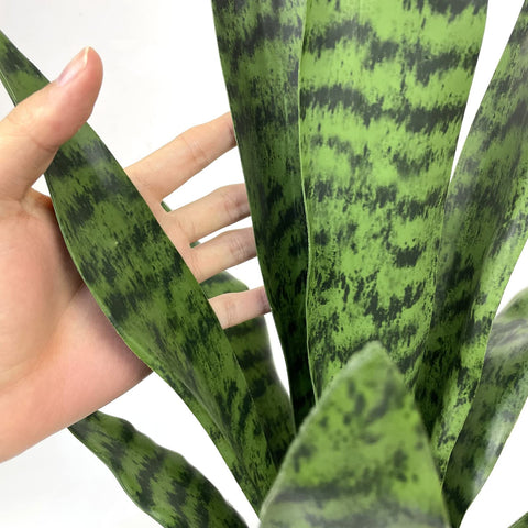 Beebel 12-leaf design stays vibrant and durable for year-round decor