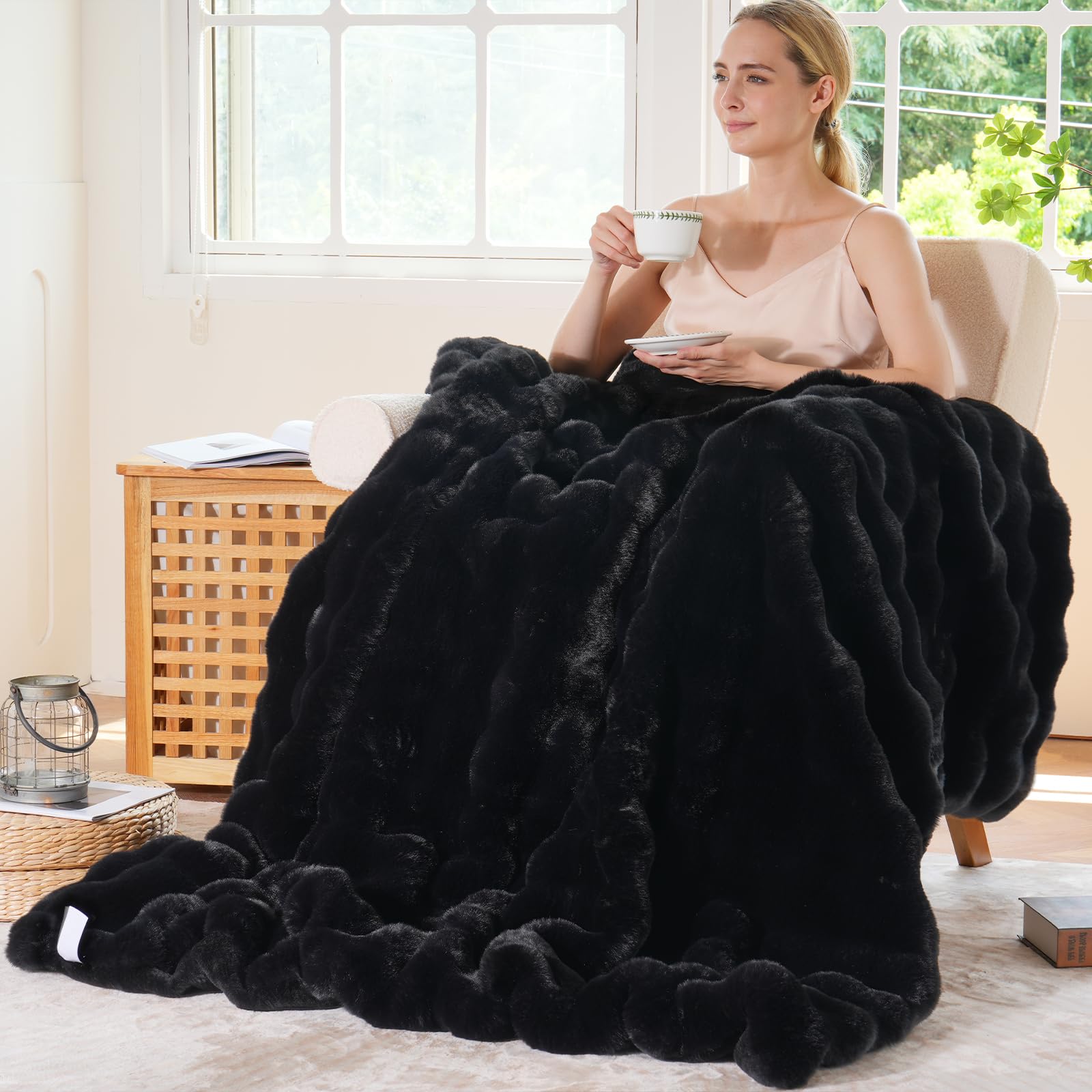 BENVWE double-sided faux fur blanket offers ultra-soft comfort on both sides.