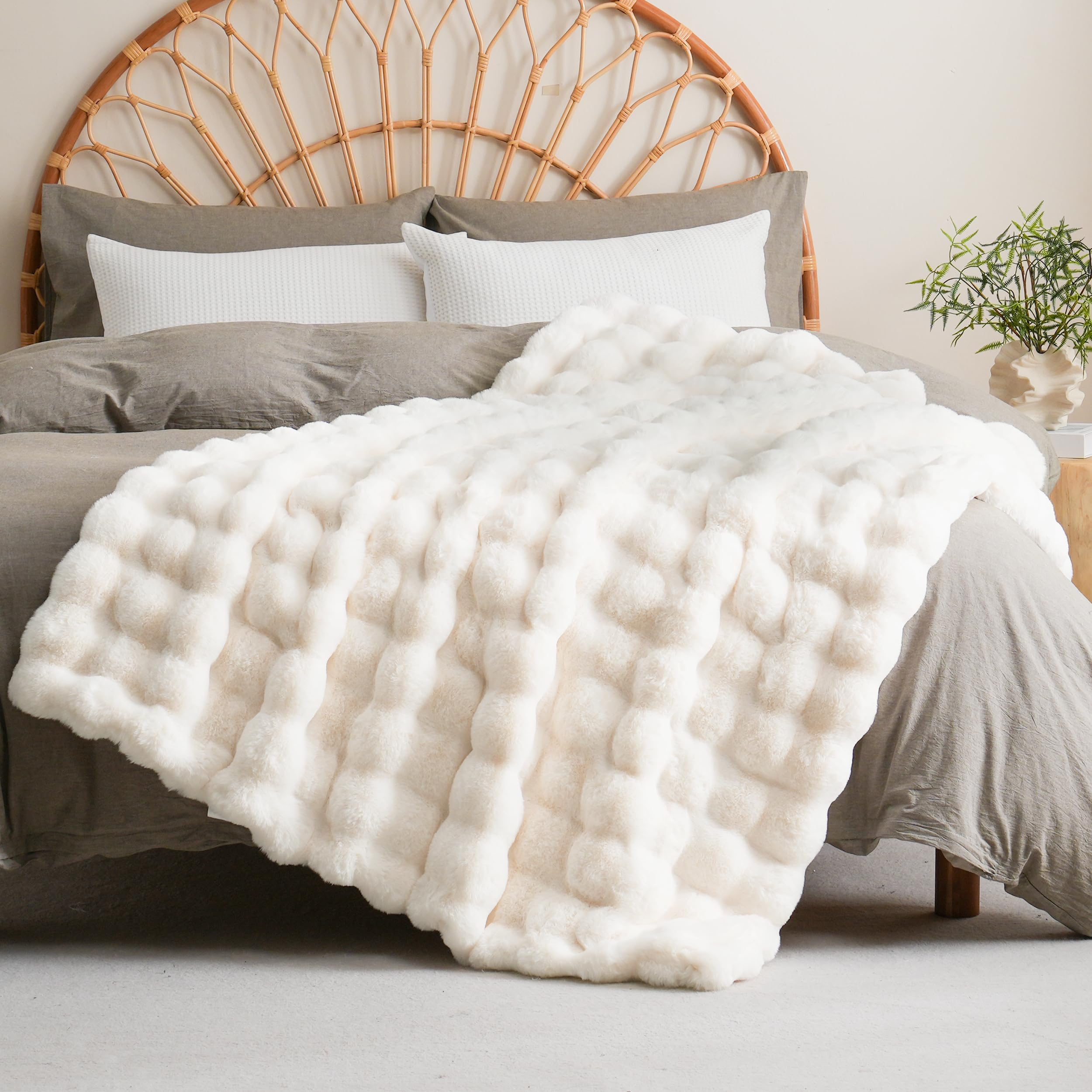 BENVWE provides comfortable warmth with premium faux fur