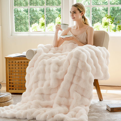 BENVWE plush fur blanket enhances cozy movie nights