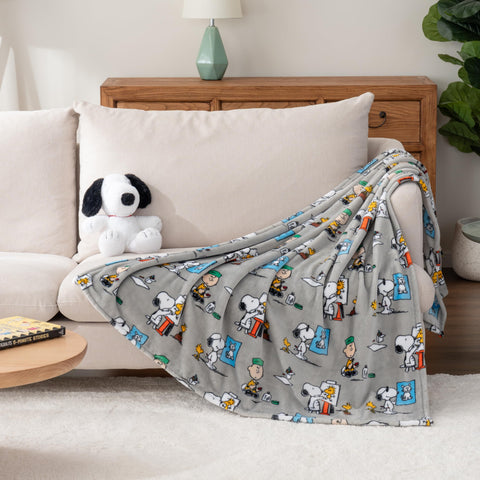 Officially licensed Peanuts badge visible on blanket.