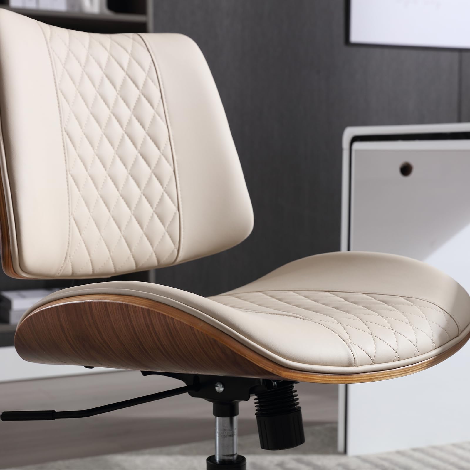 BERYTH adjustable-height chair with lever and seat range for personalized comfort.