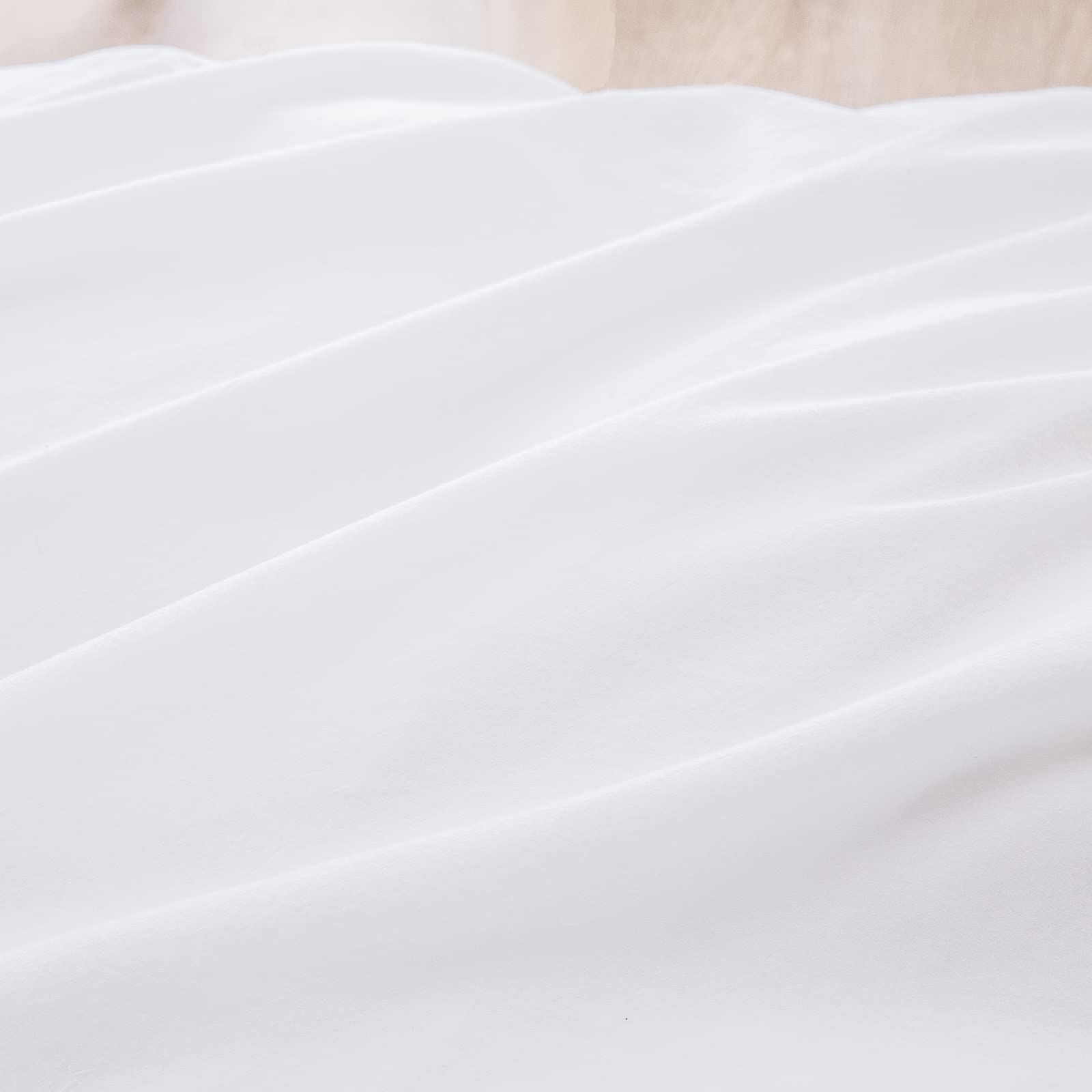 BESTOUCH queen-size 3-piece set includes duvet cover and two pillowcases.