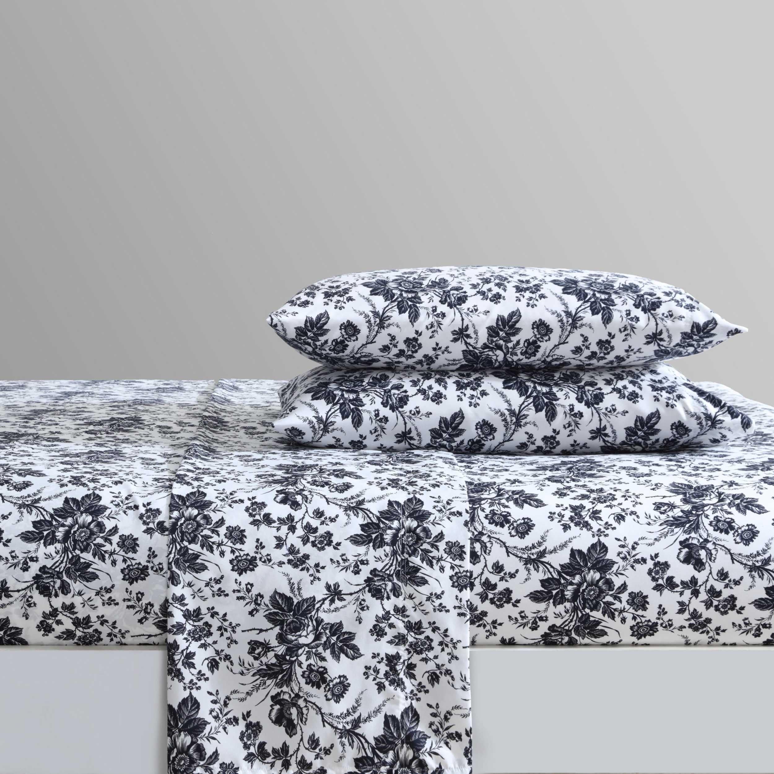 Betsey Johnson fitted sheet with all-around elastic demonstrates secure stay