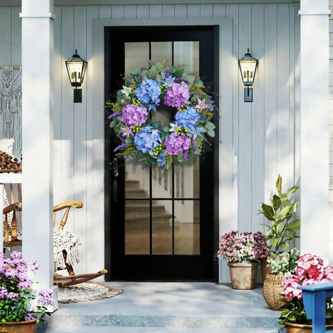 Bloeien cream clematis highlights a soft focal point in porch decor