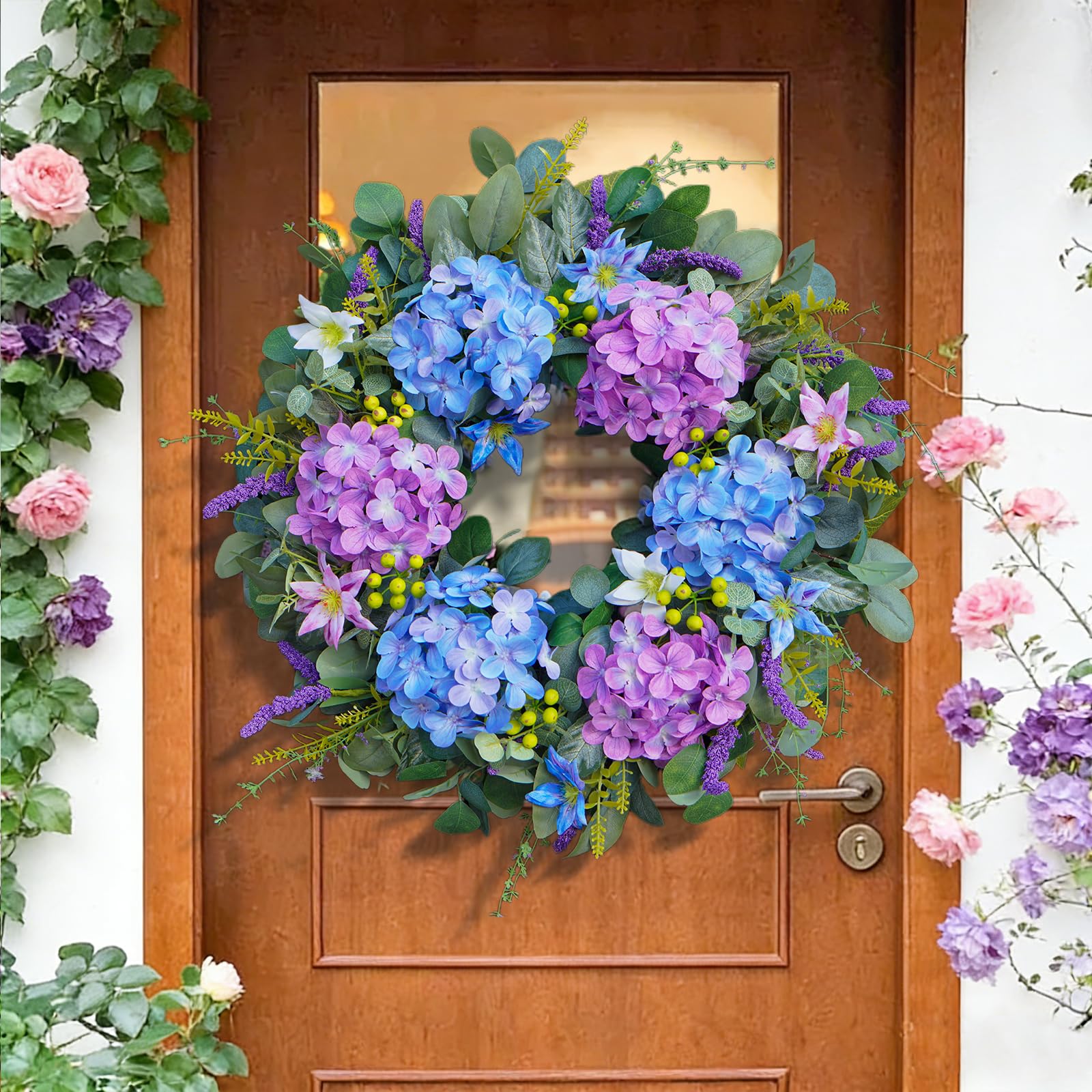 Bloeien hydrangea blooms with creamy clematis accents for serene decor
