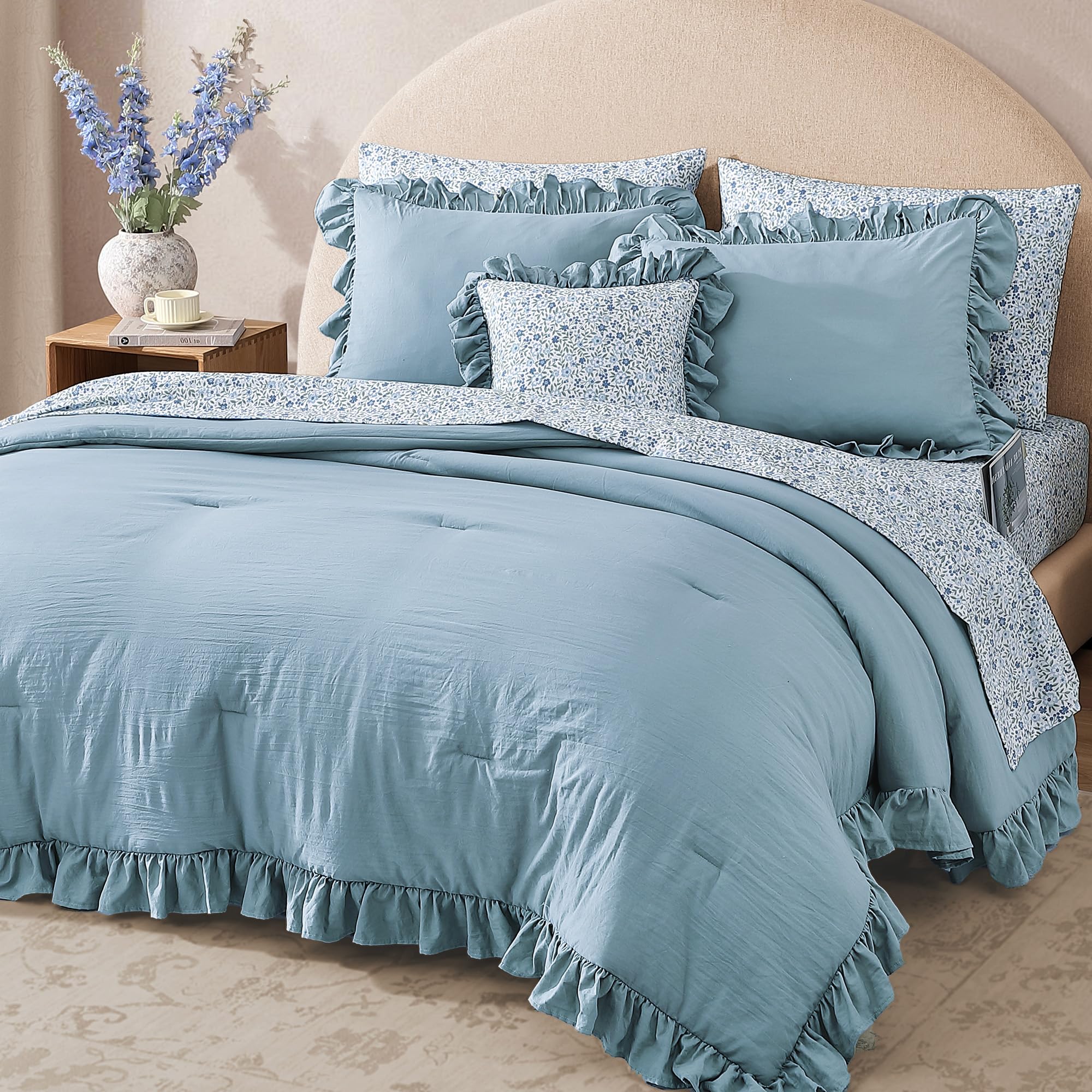 BLOOMHAVEN bed with 7-piece set for a cozy farmhouse look.