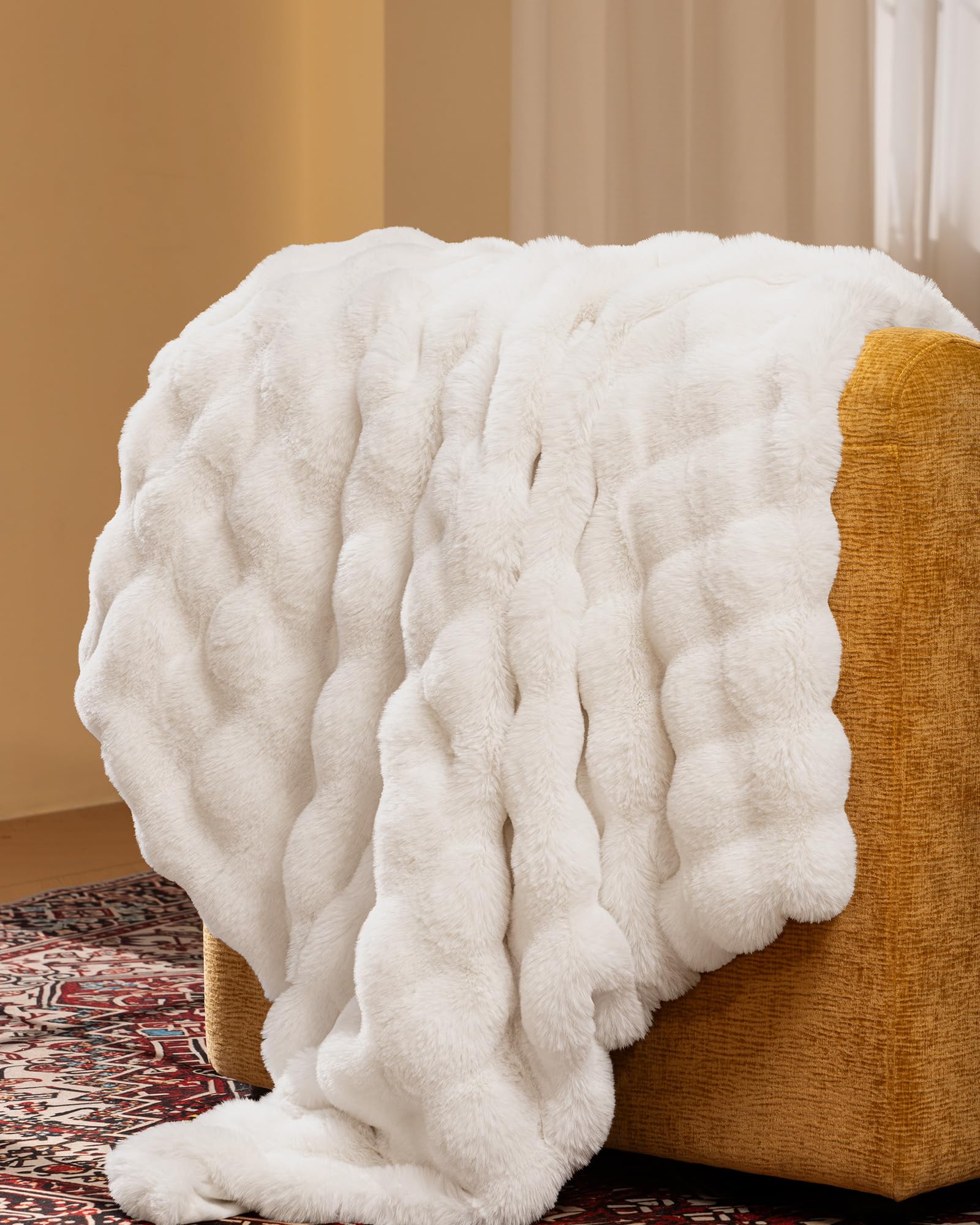 Blunique bubble design with faux rabbit fur side adds luxurious texture.