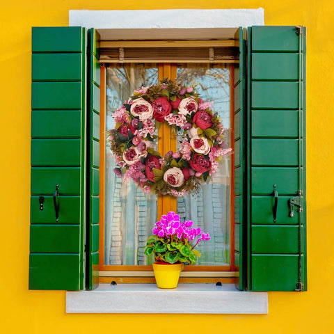 BOMAROLAN wreath door-display elevates entryways with a timeless, vibrant floral touch.