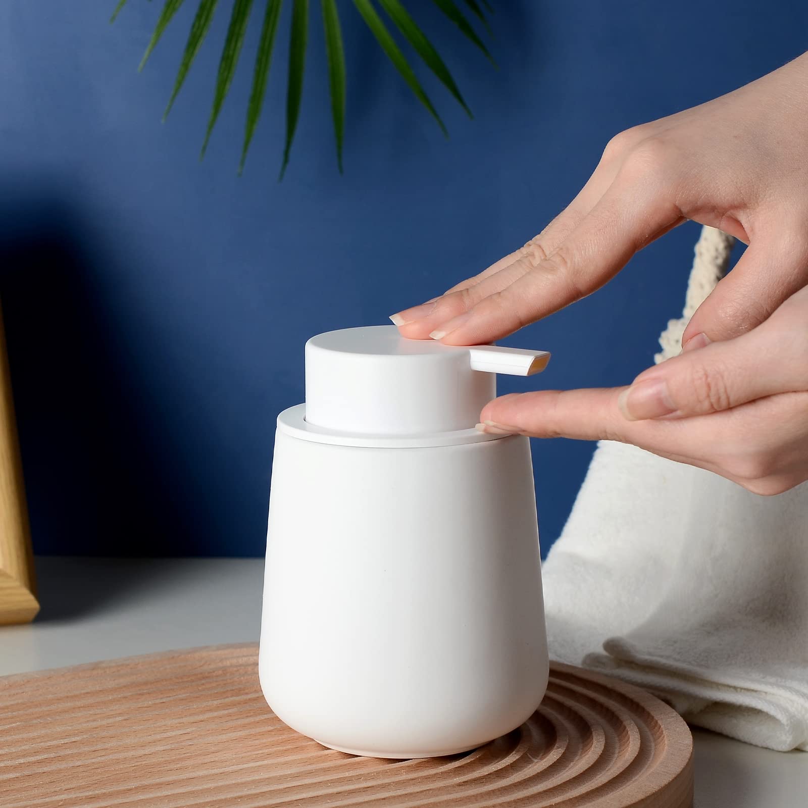 BosilunLife dispenser cleans easily and resists rust due to durable ceramic.