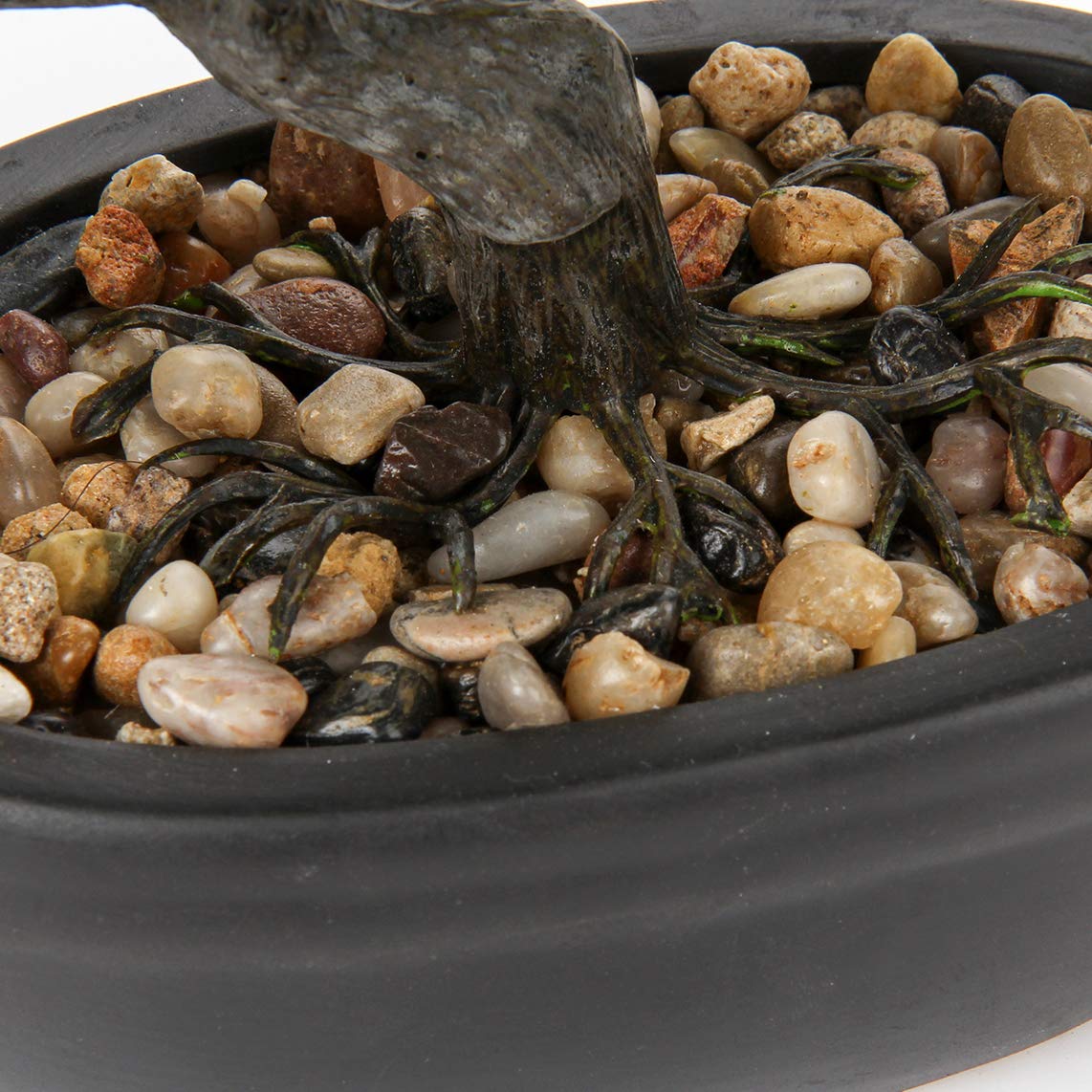 Briful bonsai tree close-up shows high-simulation leaves for a realistic look.
