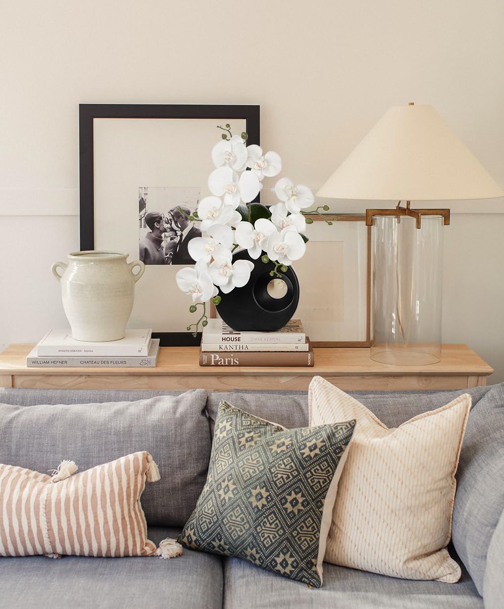 Briful orchid arrangement makes an elegant wedding table centerpiece option.
