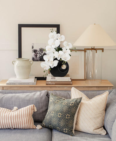 Briful orchid arrangement makes an elegant wedding table centerpiece option.