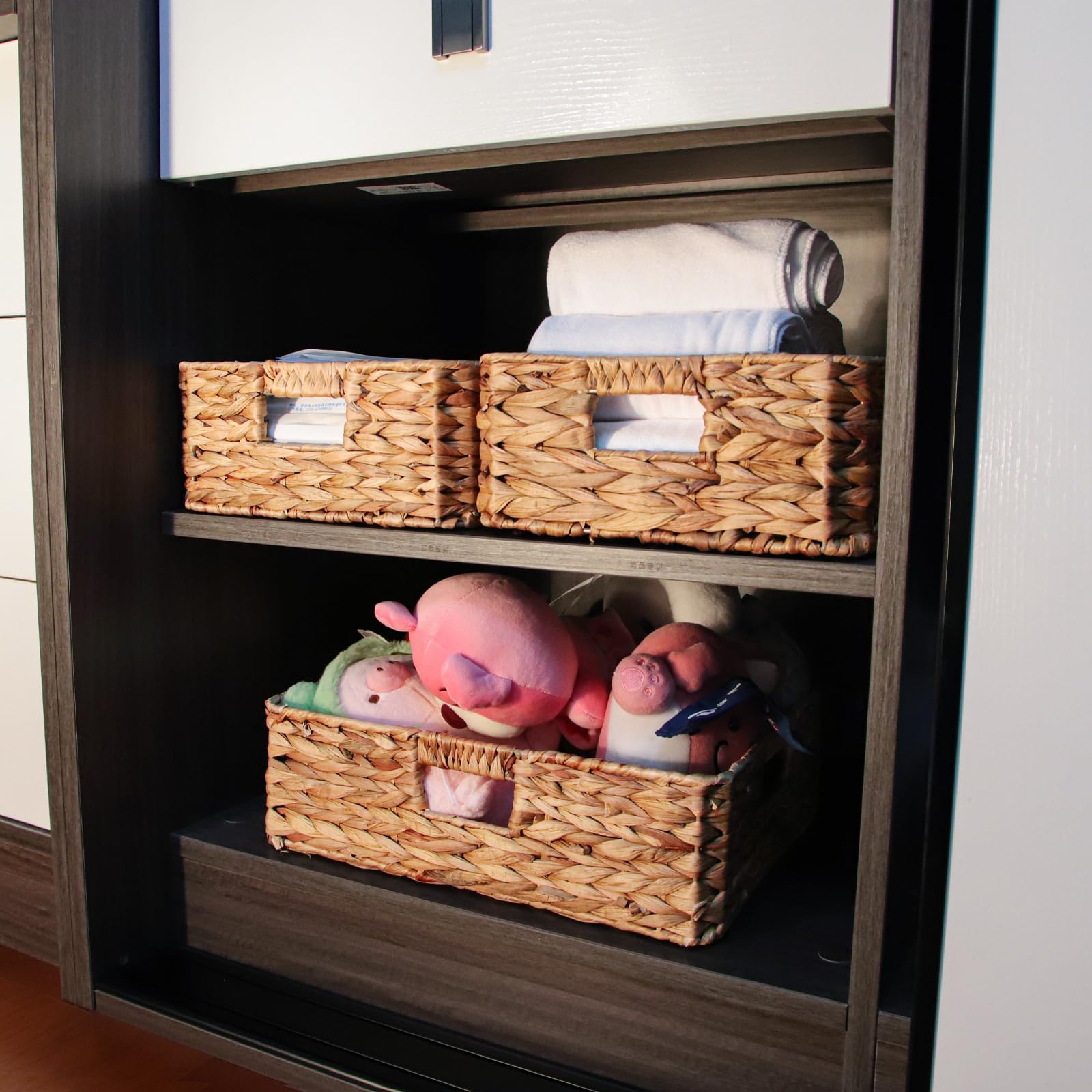 BSTNASI natural materials texture enhances room decor with warmth.
