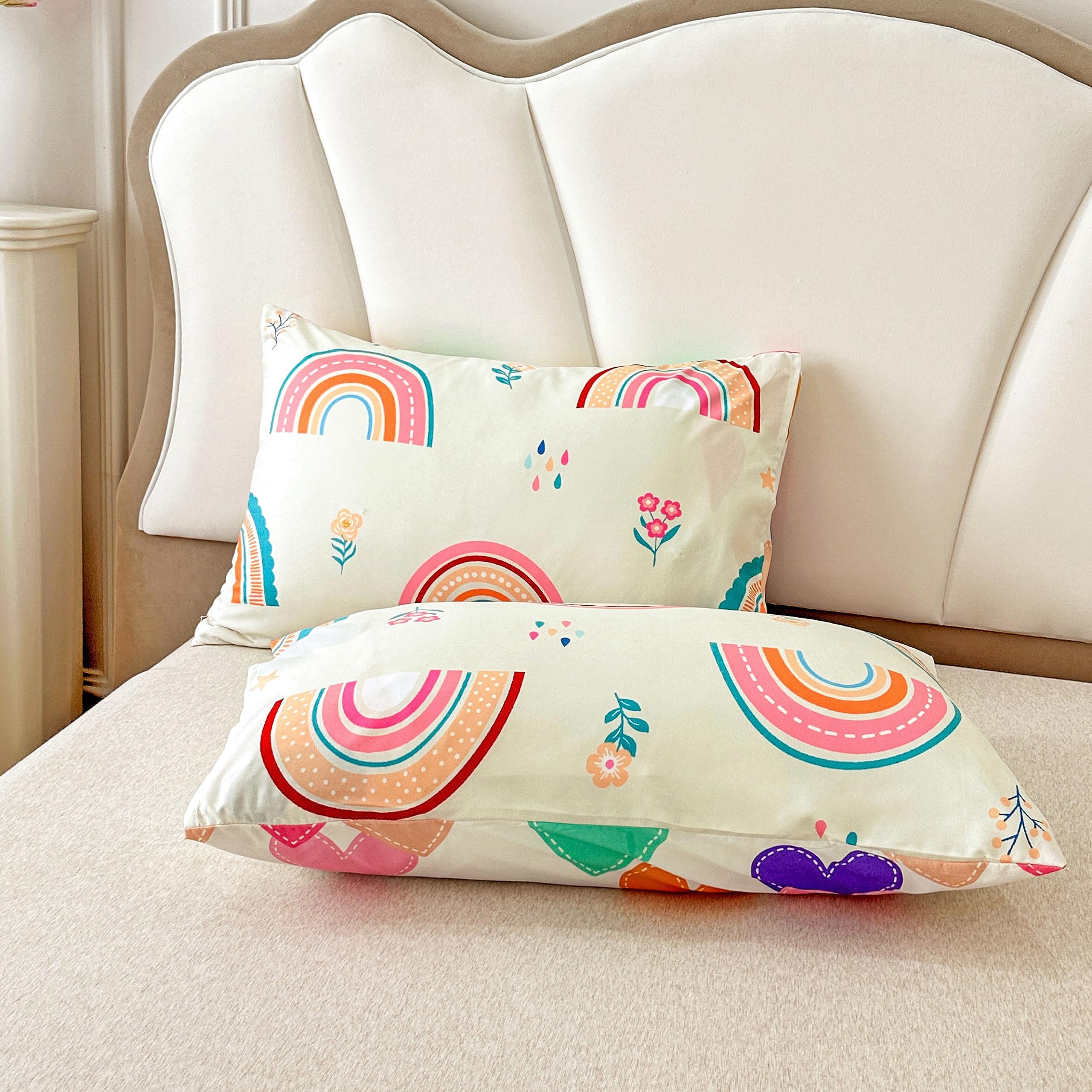 Btargot kids' room decor with cheerful colors.