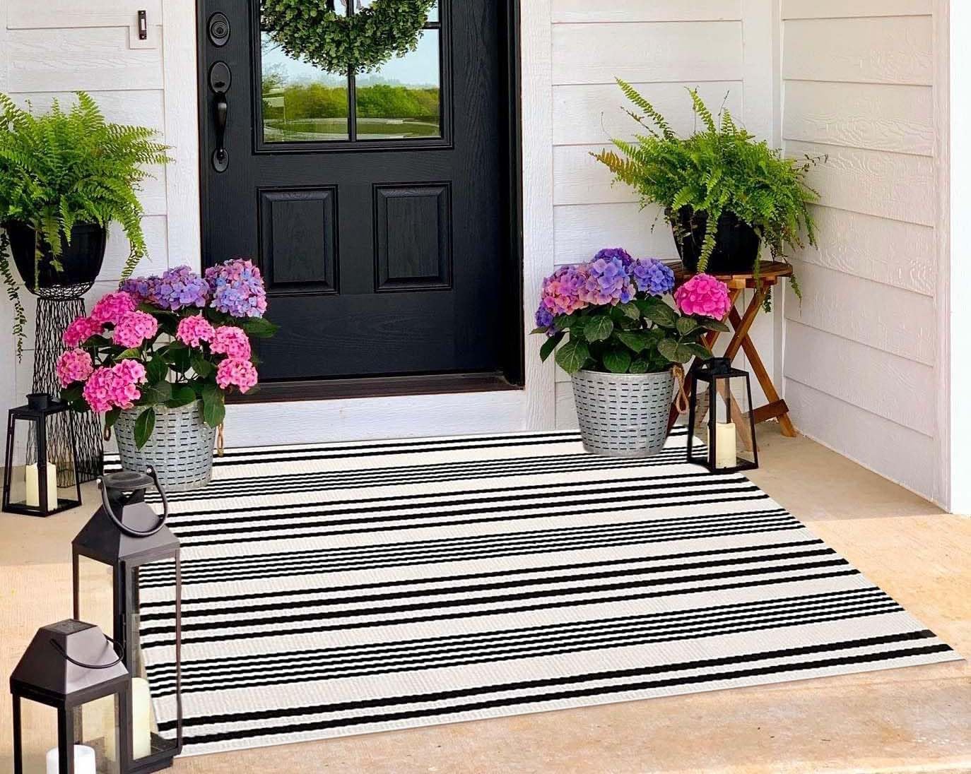 BUAGETUP black and white outdoor rug front door mat durable and washable for entryways.