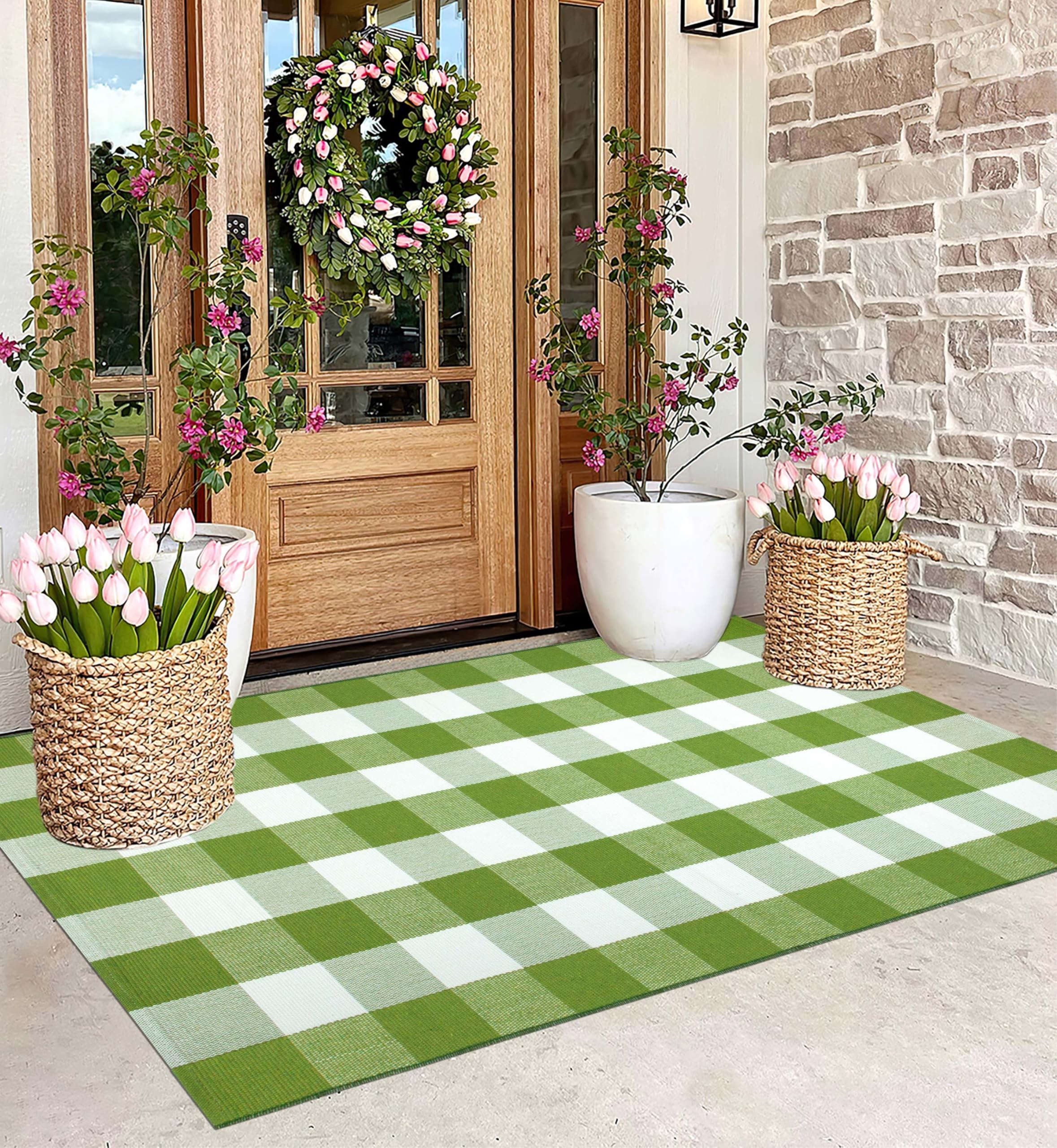 BUAGETUP front porch rug in checkered green and white adds welcoming style.