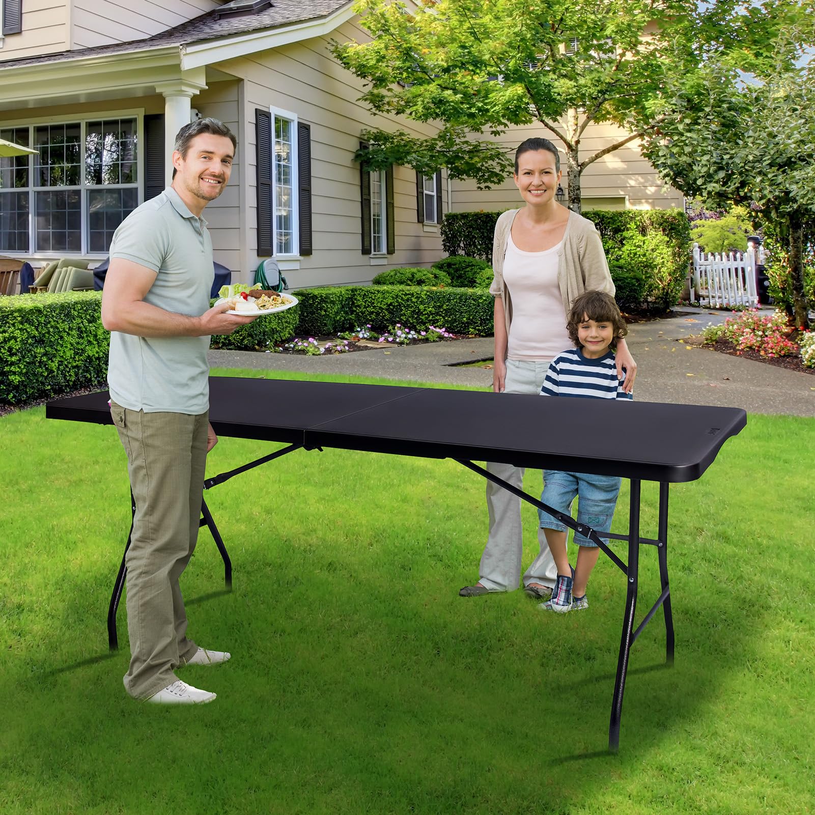 Byliable folding table suitable for indoor and outdoor events