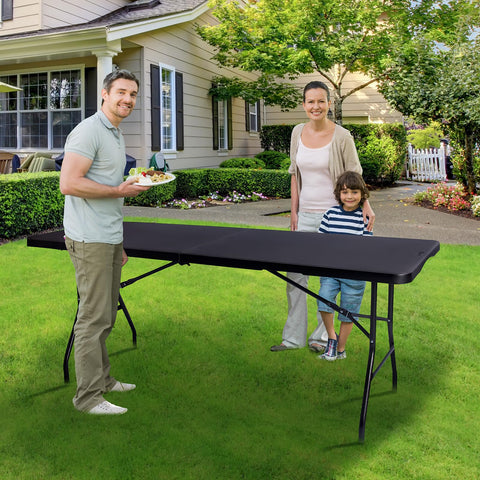 Byliable folding table suitable for indoor and outdoor events