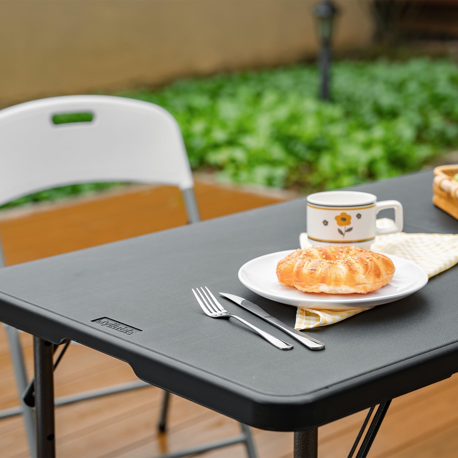 Byliable folding table ideal for outdoor use